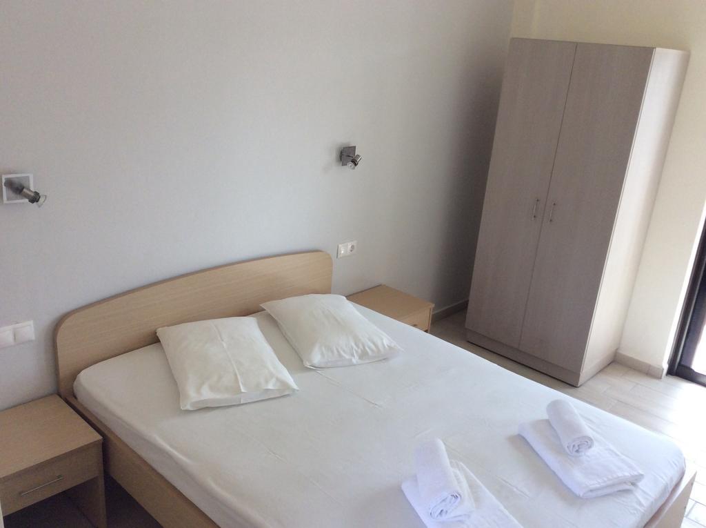 Elena Rooms Плакиас Стая снимка